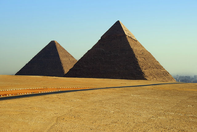 Vue panoramique de deux des trois grandes pyramides d'Égypte.