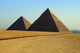 Vue panoramique de deux des trois grandes pyramides d'Égypte.