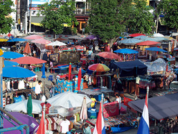 Vue aérienne d'un marché public extérieur en plein jour.